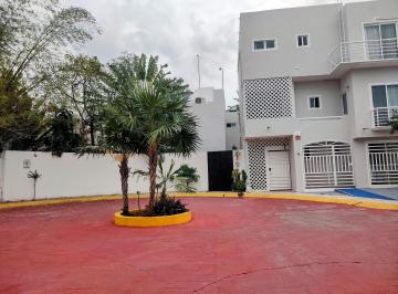 La casa a la venta se encuentra en la zona sur de Cancún es una casa amplia de t · Casa a La Venta en Cancún.
