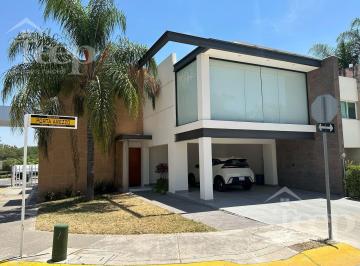 Casa · 382m² · 3 Recámaras · 3 Estacionamientos · Casa en Venta
