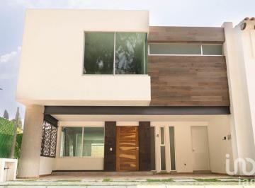 Casa · 206m² · 3 Recámaras · 2 Estacionamientos · Casa Moderna con Acabados Orgánicos en Zerezotla, San Pedro Cholula