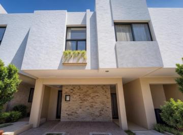 Casa de 3 habitaciones, Querétaro · Casa en Venta en El Refugio, 3 Recámaras, 2.5 Baños, Jardín, Alberca.