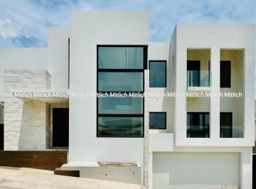 Casa · 700m² · 4 Recámaras · 4 Estacionamientos · Casa en Venta Zona Canteras $23,500,000.