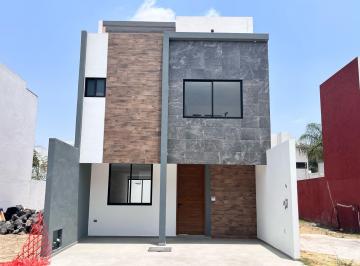 Casa · 189m² · 3 Recámaras · 2 Estacionamientos · Casa en Venta con Jardin y Roof Top Atrás de Plaza San Diego