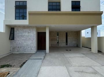 Casa · 230m² · 3 Recámaras · 2 Estacionamientos · Casa en Venta en Altabrisa Residencial