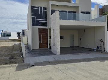 Casa · 295m² · 4 Recámaras · 2 Estacionamientos · Casa en Venta en Altabrisa Residencial