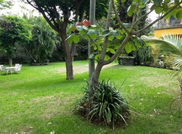 Casa · 1100m² · 6 Recámaras · 8 Estacionamientos · Casa - Cuernavaca