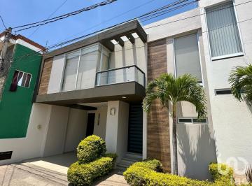 Casa · 190m² · 3 Recámaras · 2 Estacionamientos · Casa en Venta en Loma Real, Al Norte de Cuernavaca