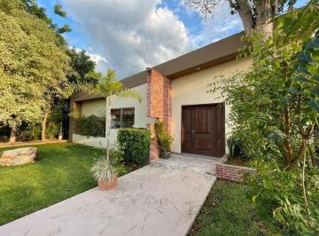Casa · 345m² · 5 Recámaras · 4 Estacionamientos · Espaciosa Residencia en Venta en Valladolid