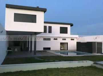 Quinta · 217m² · 4 Recámaras · 4 Estacionamientos · Quinta en Venta en Portal de Zuazua