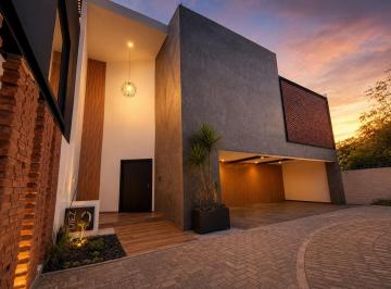 Casa · 335m² · 3 Recámaras · 2 Estacionamientos · Venta Casa en Lomas de Angelopolis Puebla, Frente Al Nuevo Chedarui