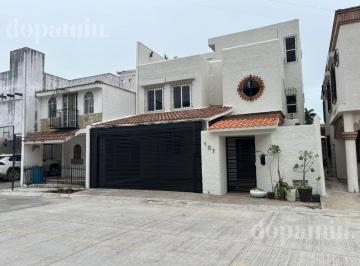Casa · 300m² · 4 Recámaras · 2 Estacionamientos · Casa en Fraccionamiento Colinas de Universidad
