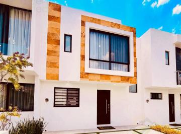 Casa · 123m² · 3 Recámaras · 2 Estacionamientos · Casa de Lujo en Juriquilla Querétaro, Privada con Sala de Cine Vip