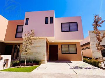 Casa · 171m² · 4 Recámaras · 3 Estacionamientos · Casa con Recámara en Planta Baja en Altos del Marqués, Querétaro