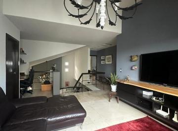 Casa · 320m² · 3 Recámaras · 4 Estacionamientos · Casa en Venta en Loma Real, Metepec
