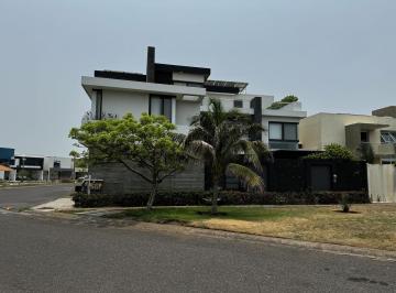 Casa · 305m² · 3 Recámaras · 2 Estacionamientos · Casa con Alberca y Paneles Venta/renta en Lomas del Sol