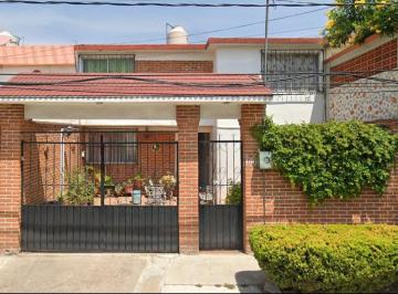 Casa · 210m² · 3 Recámaras · 2 Estacionamientos · Bonita Casa en Una Exelente Ubicacion Cerca de Escuelas Parques y Hospitales