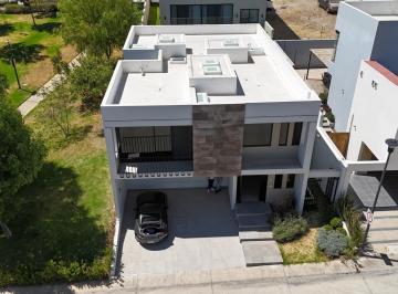 Casa · 252m² · 4 Recámaras · 3 Estacionamientos · Casa en Los Robles