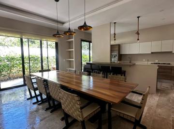 Casa · 220m² · 4 Recámaras · 2 Estacionamientos · Casa - Playa del Carmen
