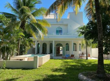 Casa · 680m² · 5 Recámaras · 4 Estacionamientos · Casa - Fraccionamiento Puerto Aventuras