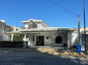 Casa · 450m² · 3 Recámaras · 2 Estacionamientos · Casa en Country Club