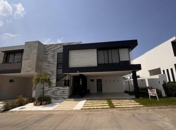 Casa en condominio · 320m² · 3 Recámaras · 2 Estacionamientos · Casa con Alberca en Punta Tiburon