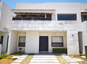 Casa · 220m² · 3 Recámaras · 2 Estacionamientos · Casa - Altozano El Nuevo Queretaro