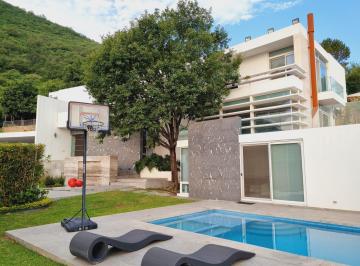 Casa · 884m² · 4 Recámaras · 4 Estacionamientos · Casa en Venta Portal del Huajuco Carretera Nacional