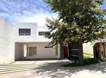 Casa de 3 habitaciones, San Luis Potosí · Casa en Renta en Pedregal II con Amplio Jardín.