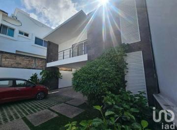 Casa · 311m² · 4 Recámaras · 4 Estacionamientos · Casa en Venta en Residencial San Carlos con Amplios Espacios