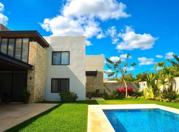Casa · 879m² · 3 Recámaras · 5 Estacionamientos · Casa con 3 Habitaciones y Alberca en Residencial Nortemérida