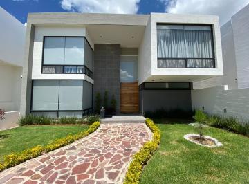 Casa de 4 habitaciones, León · El Bosque Country Club con Recamara en Planta Baja