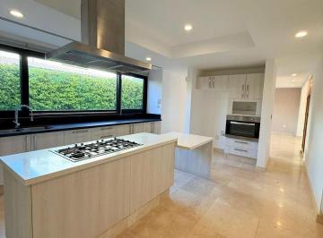 Casa · 650m² · 5 Recámaras · 4 Estacionamientos · Casa en Venta en El Campanario Queretaro
