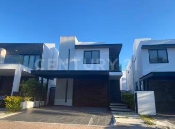 Casa · 291m² · 3 Recámaras · 3 Estacionamientos · Casa en Venta en Residencial Cumbres