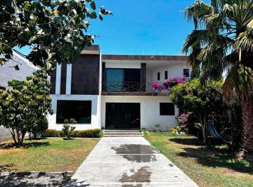 Casa de 5 habitaciones, León · Casa en Venta Lomas de Comanjilla, 5 Recámaras, Jardín, Cerca de Puerto Interior