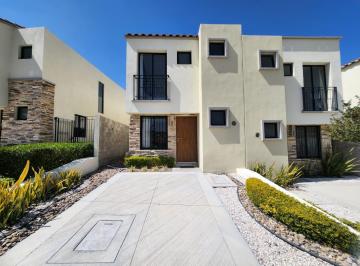 Casa · 83m² · 3 Recámaras · 2 Estacionamientos · Casa en Venta, en Queretaro