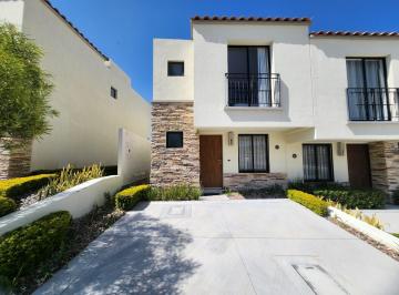 Casa · 97m² · 3 Recámaras · 2 Estacionamientos · Casa en Venta, en Queretaro
