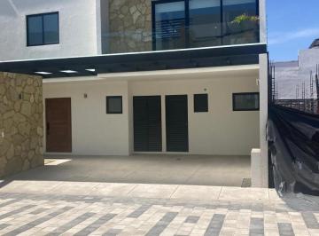 Casa · 232m² · 3 Recámaras · 3 Estacionamientos · Casa en Venta 16 de Septiembre, Metepec