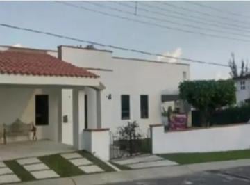 Casa de 3 habitaciones, Atlatlahucan · Hermosa Casa en Remate en Framboyan, Fracc. Lomas de Cocoyoc, Morelos.