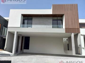Casa · 358m² · 4 Recámaras · 3 Estacionamientos · Casa en Venta en Laderas Abedul