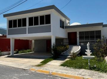 Casa de 3 habitaciones, Monterrey · Casa en Venta en Contry Frente a Parque