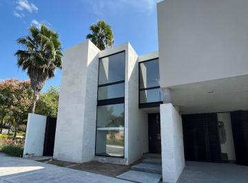 Casa · 368m² · 3 Recámaras · 3 Estacionamientos · Casa en Casa en Venta en Arboretto