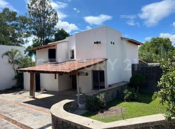 Casa · 330m² · 3 Recámaras · 2 Estacionamientos · Venta de Casa en Villas del Mesón