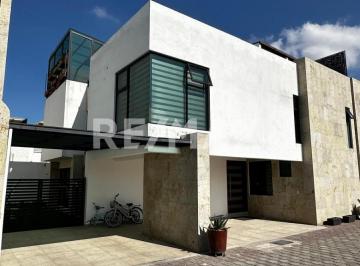 Casa · 388m² · 4 Recámaras · 3 Estacionamientos · Casa en Venta en Metepec