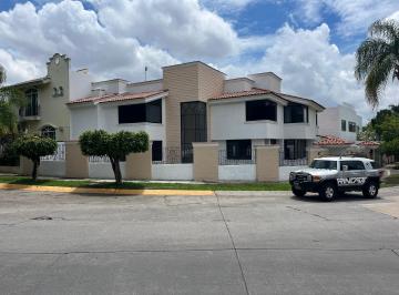 Casa de 5 habitaciones, Zapopan · Bugambilias 1° Seccion, 4 Rec. con Baño, Estudio Planta Baja con Baño, Terraza