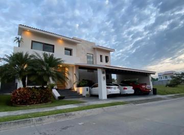 Casa de 3 habitaciones, Emiliano Zapata · Casa en Venta en Club de Golf “paraíso Country Club “