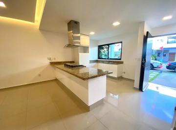 Casa · 154m² · 3 Recámaras · 2 Estacionamientos · Venta Casa 3rec Arbolada Huayacan Cancun