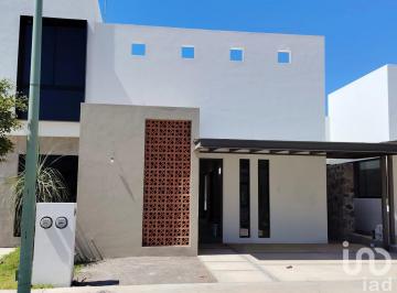 Casa · 110m² · 3 Recámaras · 2 Estacionamientos · Casa en Venta 1 Planta, 3 Recámaras Dentro de Coto Privado, Prologación Ignacio Sandoval, Colima