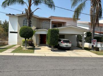 Casa · 424m² · 4 Recámaras · 4 Estacionamientos · Casa en Venta