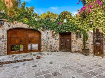 Casa de 5 habitaciones, San Miguel de Allende · Casa en Venta en El Centro de San Miguel de Allende – 5 Recámaras y Cochera