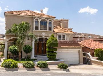 Casa · 505m² · 5 Recámaras · 4 Estacionamientos · Casa en Venta con Alberca en Fracc. Lomas del Valle Chihuahua, Chih.