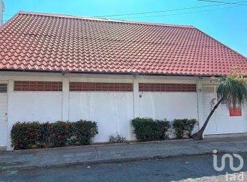 Casa · 389m² · 5 Recámaras · 5 Estacionamientos · Venta de Casa y Oficinas en El Fraccionamiento Virginia, Veracruz